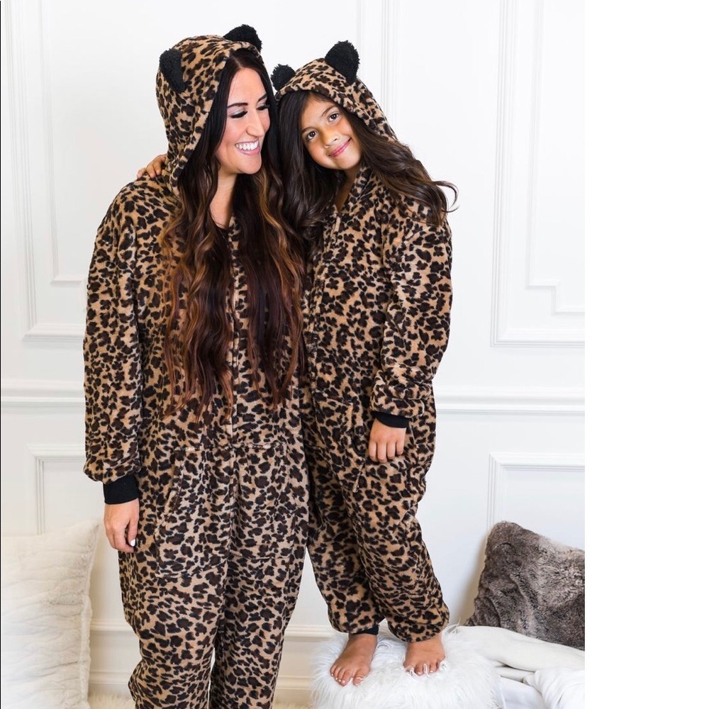 🐆BRAND NEW women’s cheetah onesie!